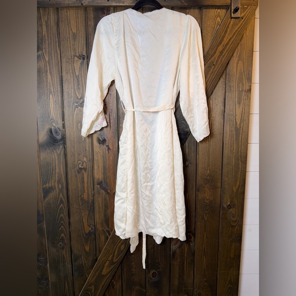 Unbranded Floral 100% Silk Robe Embroidered - Picture 2 of 9